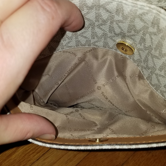 Mk Jet Set Large Messager Bag Vanilla - Picture 6 of 13